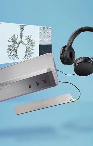 un écran d'ordinateur et des écouteurs sur un bureau