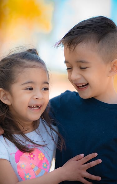 un garçon et une fille sourient et s'embrassent