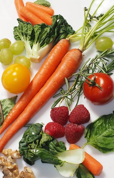 une variété de fruits et légumes sur une surface blanche