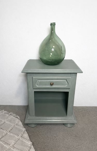 Chevet repeint en vert avec application d'une patine blanche de finition.