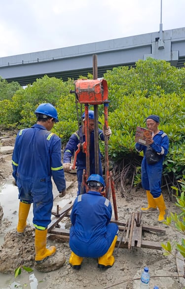 Tim ahli geoteknik melakukan uji sondir tanah (CPT) di lokasi proyek untuk investigasi kekuatan dan 