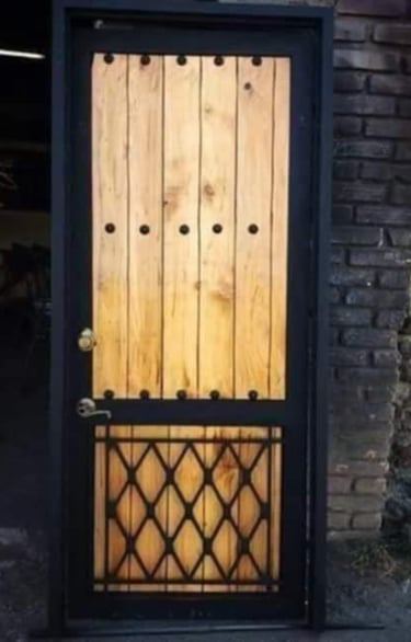 puerta de madera con herrería
