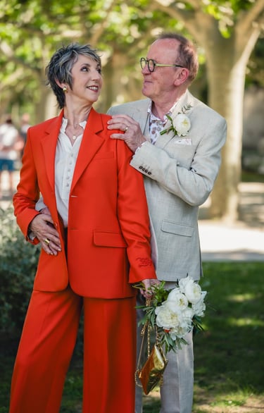 Un couple de mariés, heureux, posent en exterieur lumiére naturelle à Ceret 66 