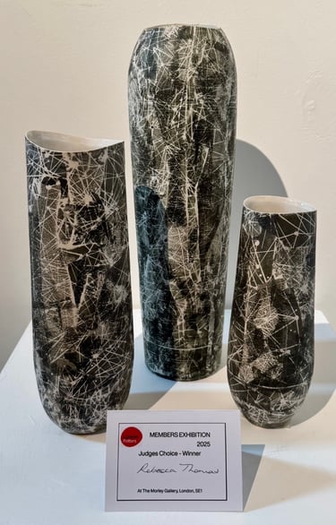 3 black and white vases with Judges Choice Winner label