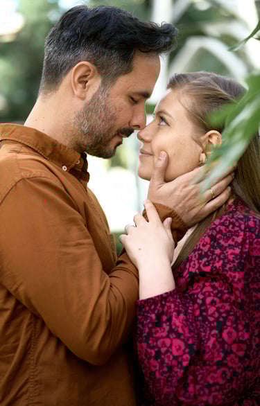couple se regarde de manière amoureuse seance photo grossesse