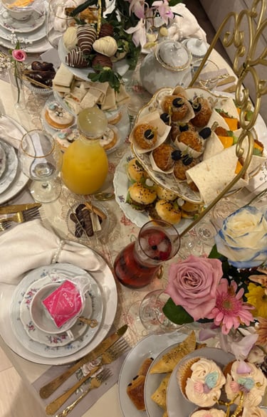 Gedekte tafel met etageres voor een high tea