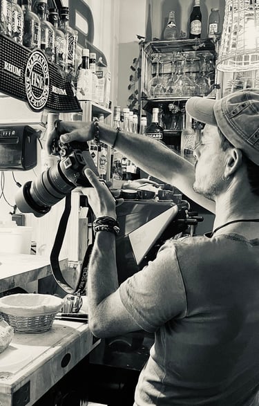 Jeune homme qui prend une photo d'un plat dans un restaurant à La Baule