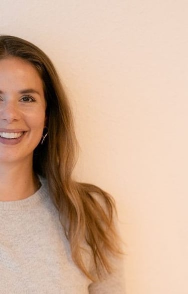 Burnout Präventions Beraterin lächelt in die Kamera und stellt sich vor