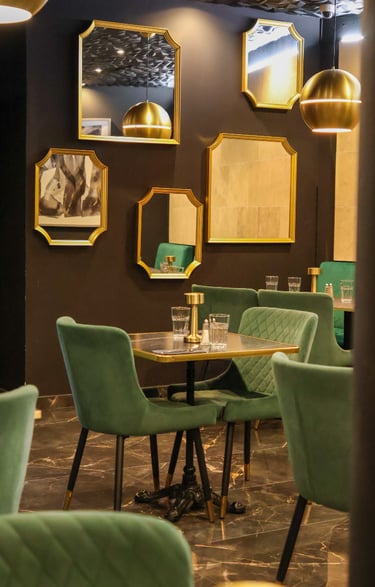 Salle élégante du restaurant La Parisienne à Nîmes avec fauteuils verts et décoration raffinée