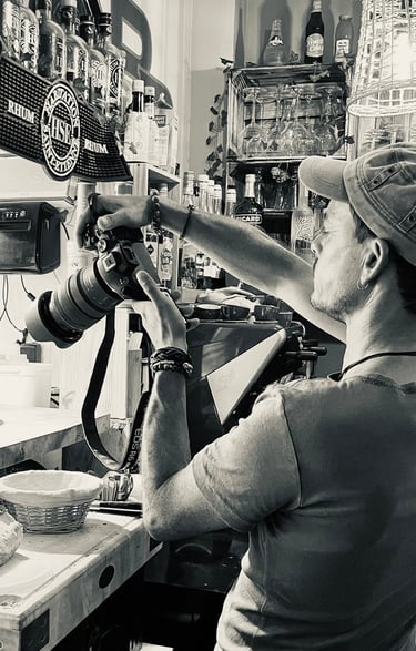 Jeune homme qui prend une photo d'un plat dans un restaurant à La Baule