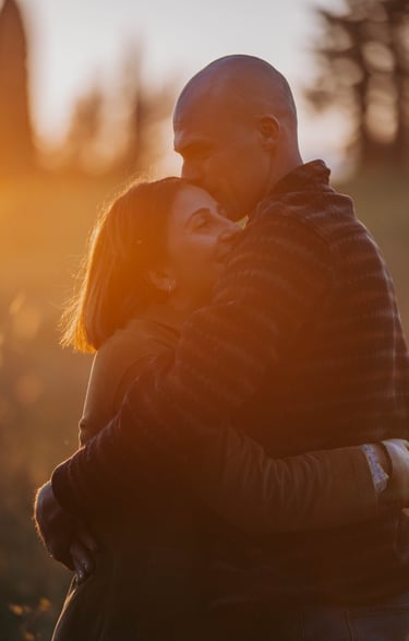 uomo-e-donna-che-si-baciano-al-tramonto