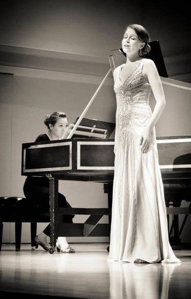 Rebecca Sorensen, soprano lyrique, sur scène lors d'une représentation musique Baroque.
