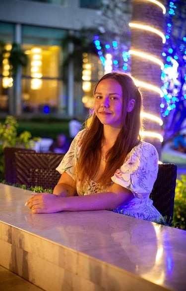 Девушка на баре Radisson Blu Resort Phu Quoc