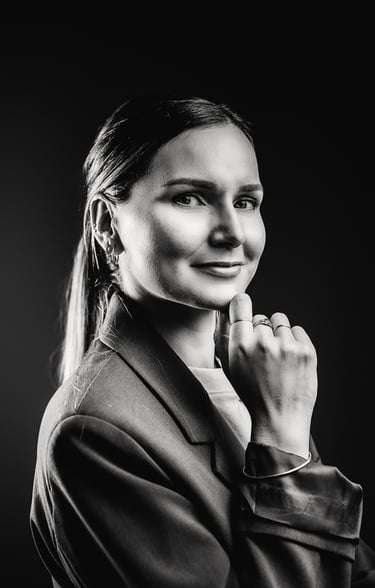 Portrait professionnel en noir et blanc réalisée dans un studio à Pau
