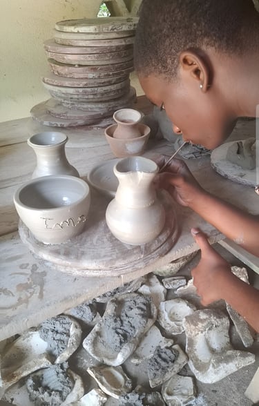 une jeune fille des ateliers créatifs fabrique des pots en poterie