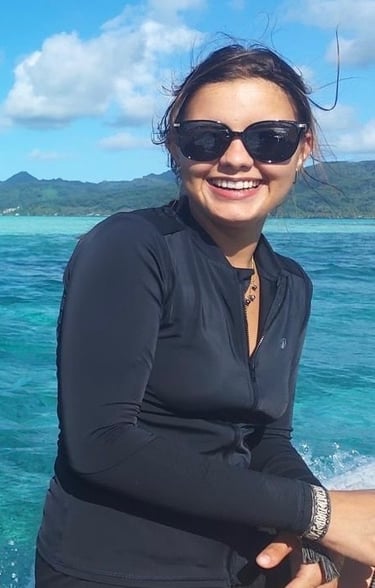 Morgane, toujours souriante et prête à vous préparer de bons petits plats à bord de One Cat