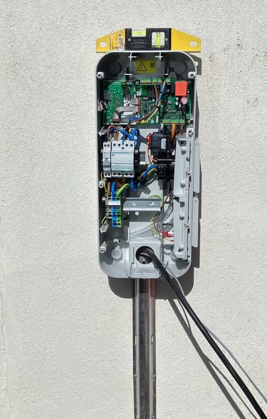 Pose d'une borne IRVE à Villelaure par la société Clim Elec Rénovations Energétiques