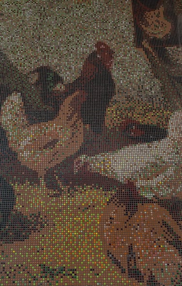 Individuelles Hühner-Mosaik in der Küche Ein kunstvolles Glasmosaik mit Hühnern, perfekt für rustika