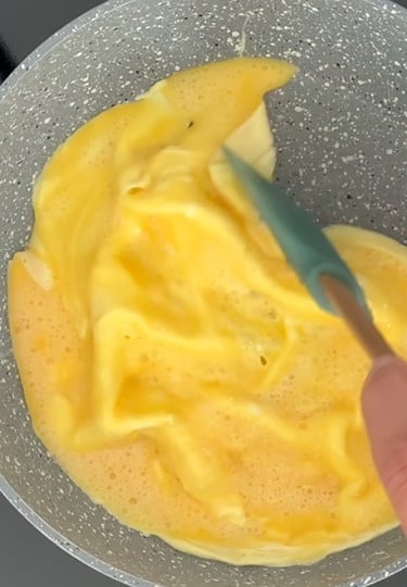 Prepare the omelette form