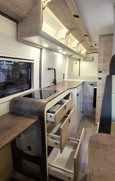 Zona de cocina de una furgoneta camper terminada.