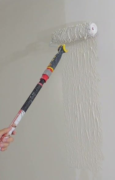 enduit de lissage, application rouleau, mur intérieur, préparation peinture, rénovation