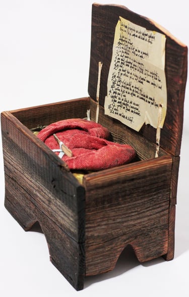 karine-nguyen-van-tham-boite seuil, sculpture textile, teinture végétale, bois sculpté