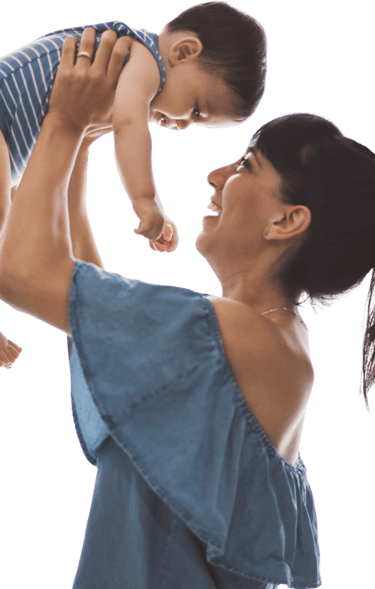 Mae segurando o filho