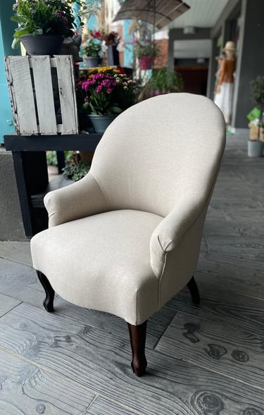 Réfection chauffeuse en laine beige et passepoil