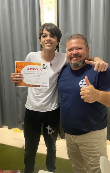 Aluno Rafael recebendo seu certificado Creators
