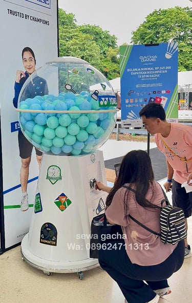 sewa mesin gachapon putih Jumbo di Acara PBSI 2025