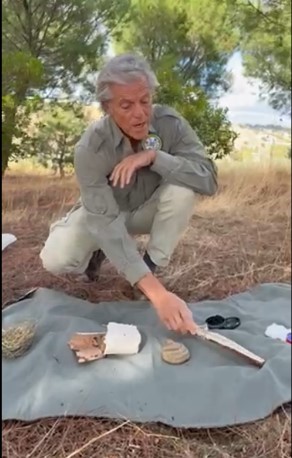 experto en supervivencia en la naturaleza muestra herramientas primitivas para encender fuego