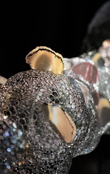 Installation d'une grande sculpture en verre d'un arbre avec des vidéos projetées dessus