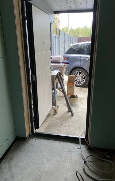 Vrata ugrađena u zid sa gipsanom oblogom