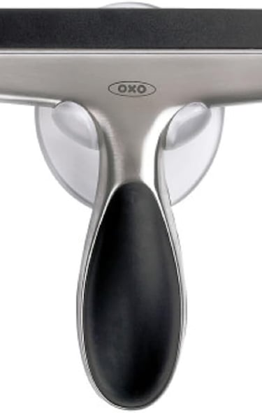 a squem brush with a black handle and a black handle