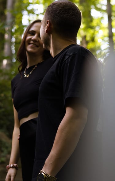 Verlobungshooting Rödental: Zärtlicher Moment Stirn an Stirn voller Vertrautheit.