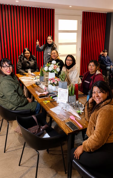 Mujeres de diversos orígenes participan en un taller creativo y una clase de reposteria