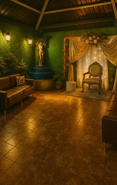 Área lounge decorada con tonos verdes, estatua dorada y detalles naturales en Magic Party.