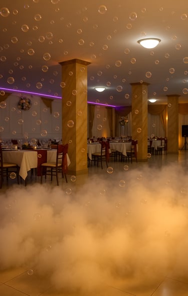 Salón decorado con burbujas y efecto de neblina baja durante un evento en Magic Party, Quito.