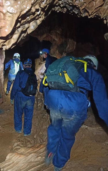 grupo en una cueva