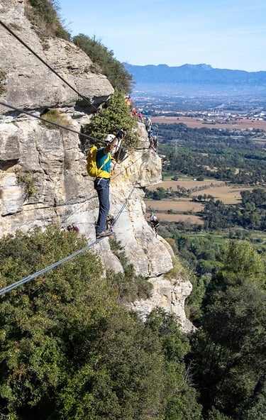 persona cruzando un puente colgante