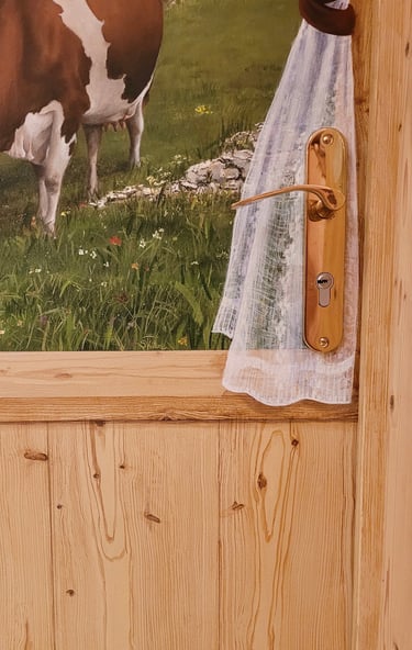 Faux bois et rideau en trompe-l'oeil pour intégrer une poignée de porte