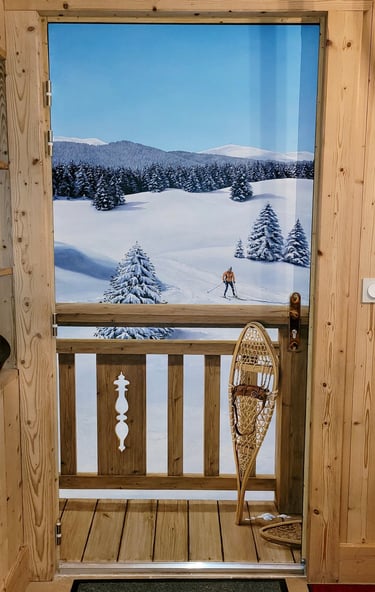 Trompe-l'oeil en peinture sur porte intérieure. Skieur dans paysage jurassien, barrières chalet bois