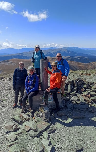 grupo en la cima de una montaña