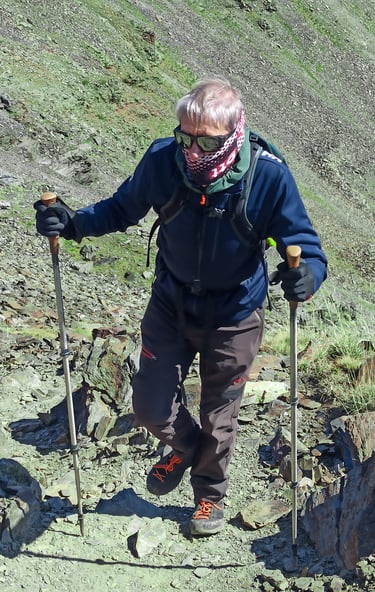 persona caminando por la montaña