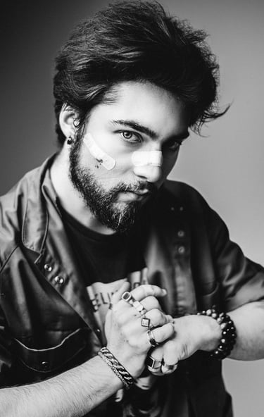 Portrait en photo qui veut en découdre, photo noir et blanc créer par un photographe et vidéaste dans un studio photo à Pau.