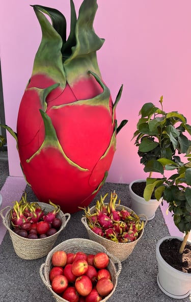 Überdimensionale Drachenfrucht als Fotospot