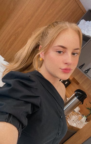Foto da Bianca para representar a manicure e pedicure do salão de beleza