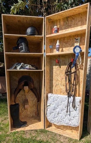 Armoire de sellerie Club remplie avec étagères et porte coffrée