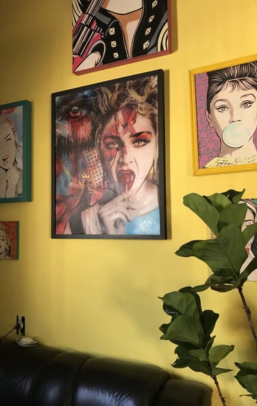 Pintura em estilo Pop-Art de um grupo de pessoas em uma cena urbana - por Sérgio Astral