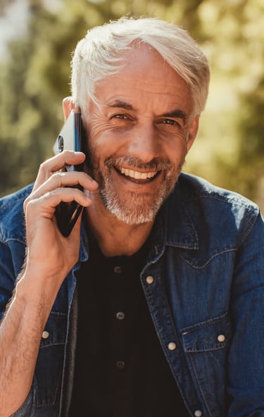 einladung zum dexit online life call mann hält sein telefon ans ohr 